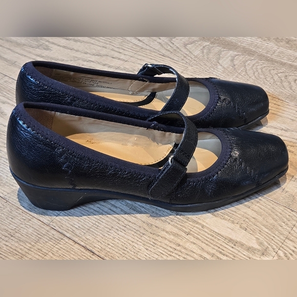 Naturalizer | Elegant Black 'Lola' Leather Wedge Shoes, Size 4M - Picture 5 of 9